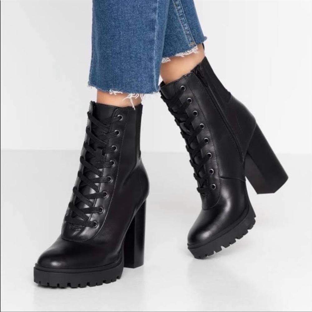 🌺 Steve Madden Black Leather ‘Latch’ Boot / Bootie 🌺 Size 7.5 EXCELLENT COND